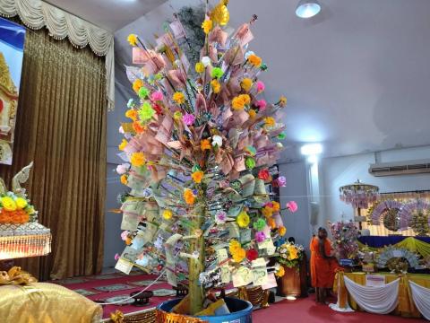 ณ วัดบ่อสามแสน ต.หนองปลิง อ.เมือง จ.กำแพงเพชร นายชาธิป  รุจนเสรี ผู้ว่าราชการจังหวัดกำแพงเพชร เป็นประธาน(ฝ่ายฆราวาส) พิธีทอดกฐินสามัคคี วัดบ่อสามแสน// พระครูวชิรปัญญากร เจ้าคณะจังหวัดกำแพงเพชร และเจ้าอาวาสวัดบ่อสามแสน เป็นประธาน(ฝ่ายสงฆ์)