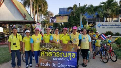 รพ.สต.ท่าไม้ จัดปั่นเพื่อพ่อ ในวันที่ 11 ธ.ค.58 เวลา 08.00 น. โดยมีเจ้าหน้าที่สาธารณสุขของ รพ.สต.ท่าไม้ อสม.รพ.สต.ท่าไม้ คณะครูและนักเรียนโรงเรียนบ้านท่าไม้ ผู้นำชุมชน ชมรมนักปั่นตำบลท่าไม้ พลังมวลชนคนตำบลท่าไม้ จำนวนกว่า 300 คน