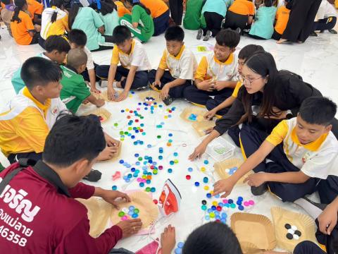 ดร.ทักดนัย  เพชรเภรี ผู้อำนวยการโรงเรียนเจริญสุขอุดมวิทยา มอบหมายให้คณะครูระดับชั้นมัธยมศึกษา นำนักเรียนระดับชั้นมัธยมศึกษาปีที่ 1 เข้าร่วมโครงการส่งเสริมการลดขยะในชุมชน ประจำปี 2569 เพื่อให้นักเรียนรู้จักการลดปริมาณขยะ  รู้ประโยชน์ของการใช้ 3Rs  จัดโดยกอ